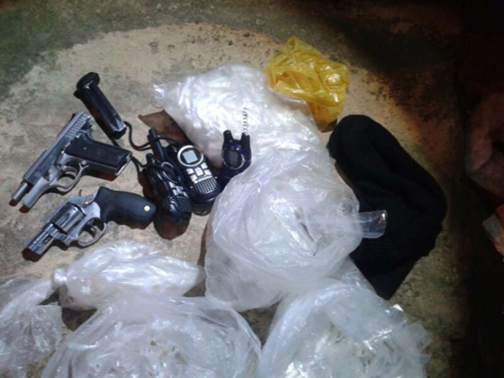 Após troca de tiros “pesada”, polícia prende três traficantes