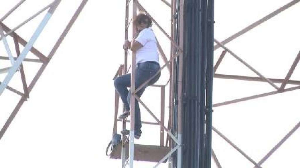 Bombeiros resgatam  mulher que ameaçava se jogar de torre em Camaçari