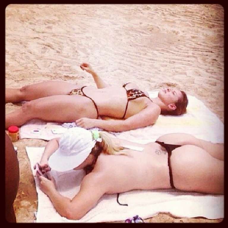 Paulinha faz topless na praia