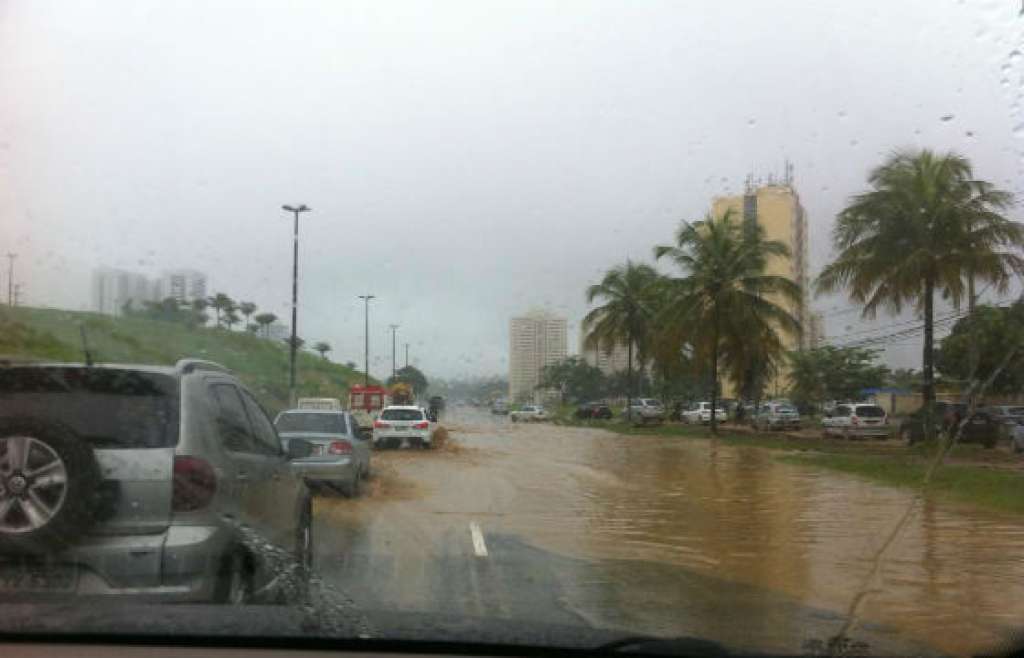 Por conta da chuva, trânsito é congestionado nas principais vias de Salvador