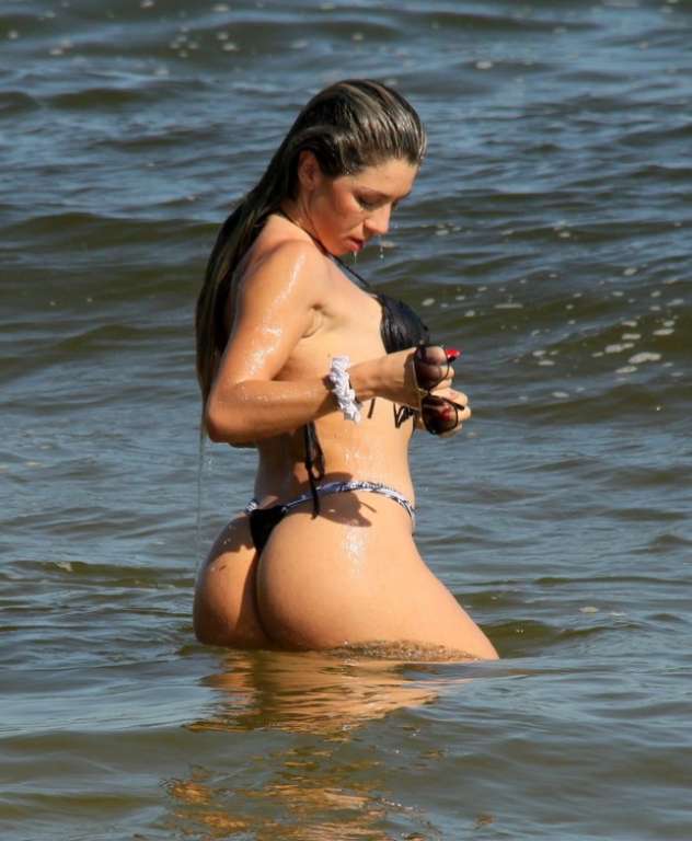 Andrea de Andrade desfila seu popozão na praia