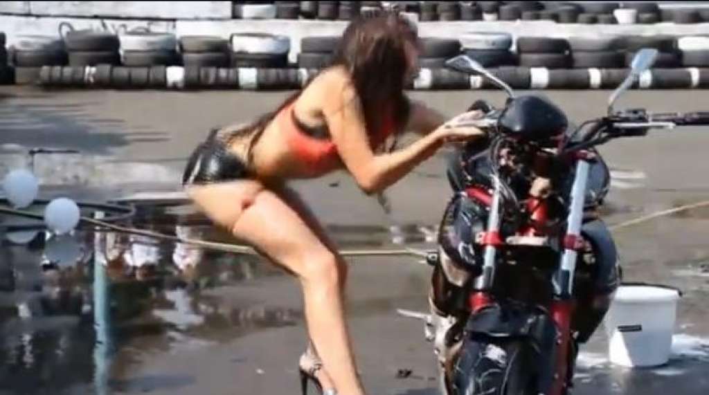 Menina tenta seduzir ao lavar moto e se dá mal; veja o vídeo