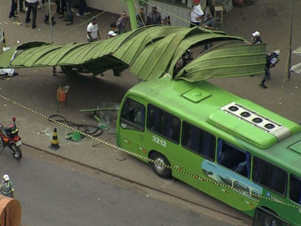 Ônibus desgovernado atropela pessoas