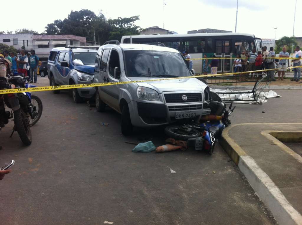 Homens roubam carro e provocam acidente em Simões Filho; veja fotos