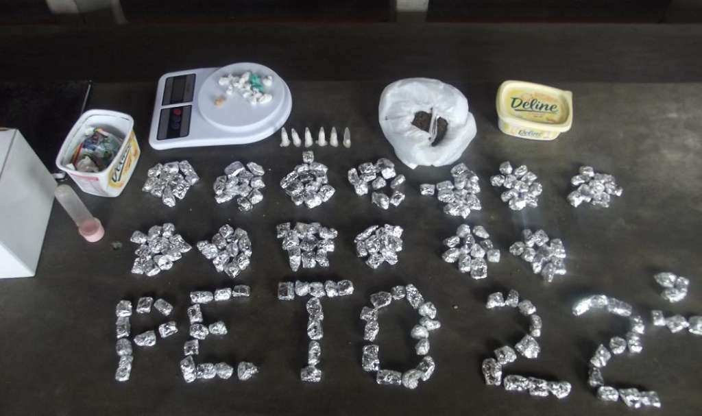 Operação da Polícia apreende maconha e cocaína em Simões Filho