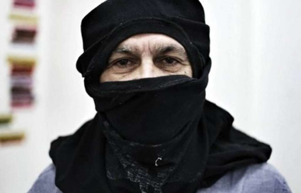 Caetano Veloso cobre o rosto com pano preto em apoio ao Black Bloc