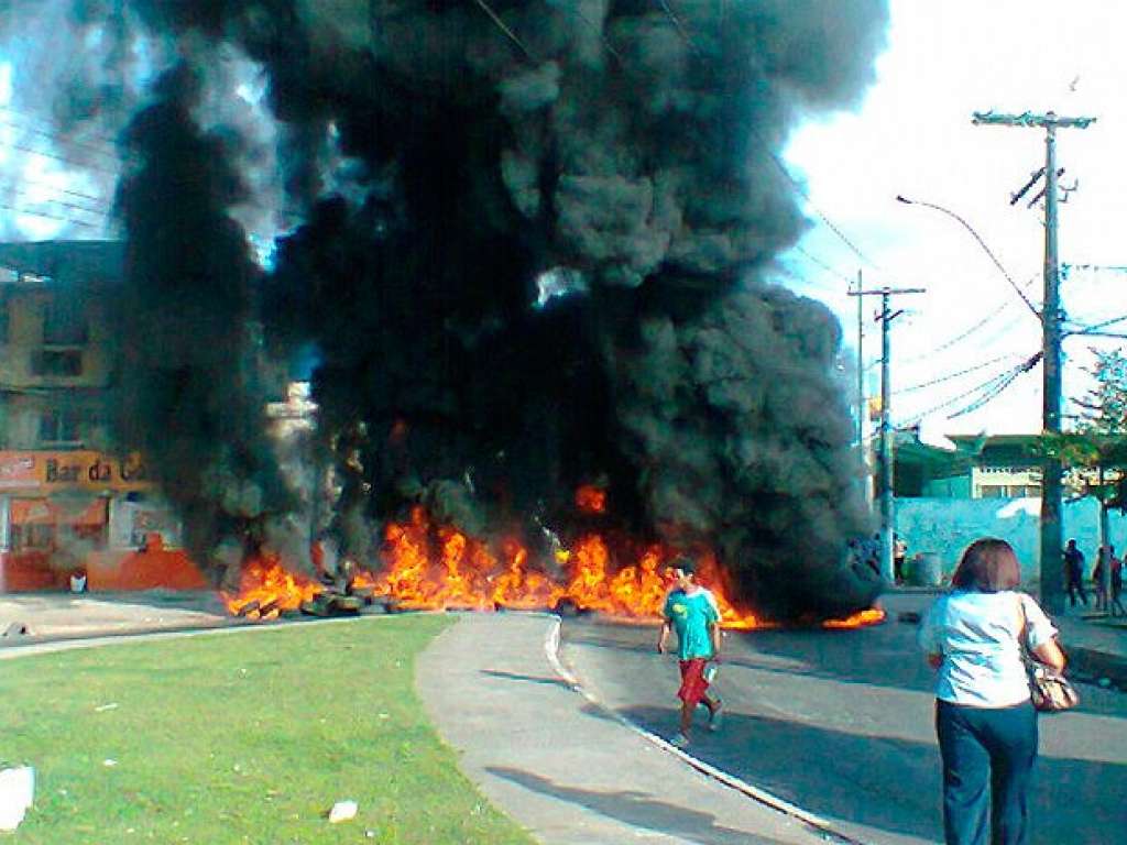 Protesto na Régis Pacheco impede acesso de veículos à Baixa do Fiscal