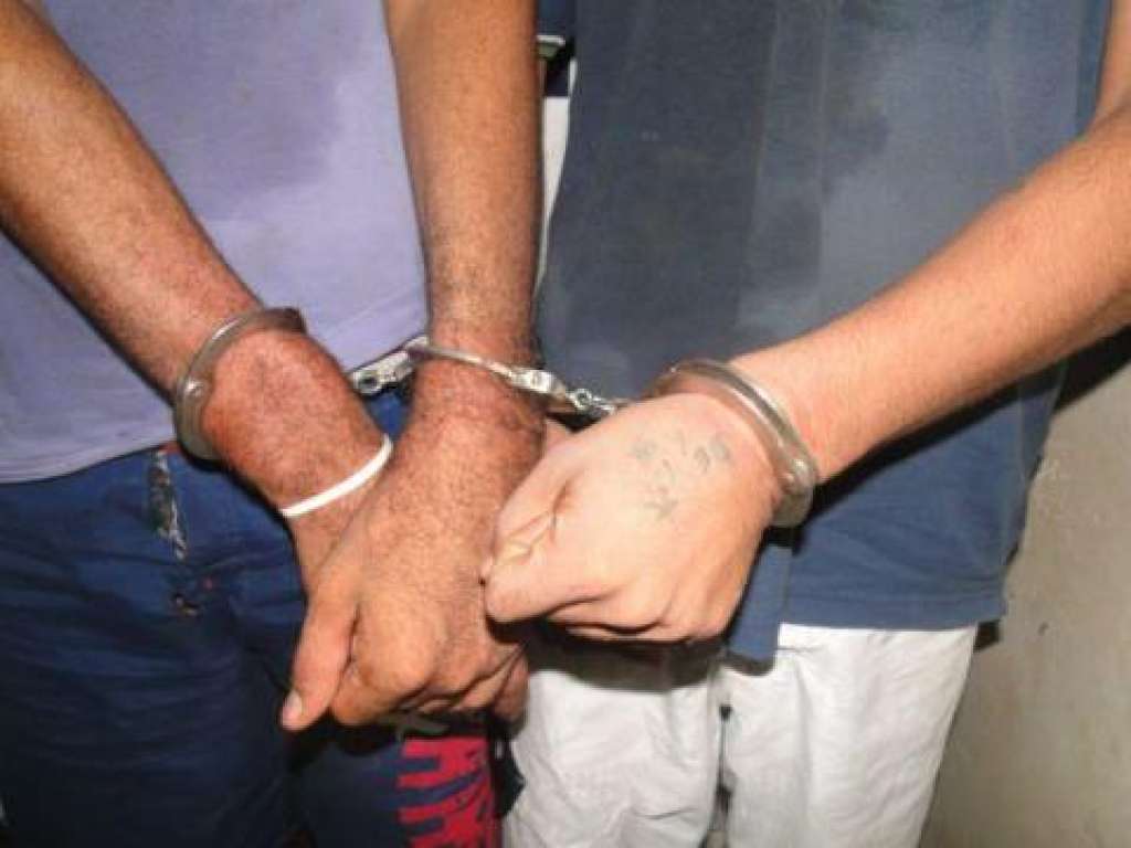 Homens são presos com carga de pisos e revestimentos roubada em Candeias