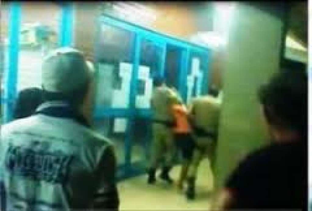 Adolescente tenta entrar em escola de bermuda e é agredido por policiais; veja o vídeo