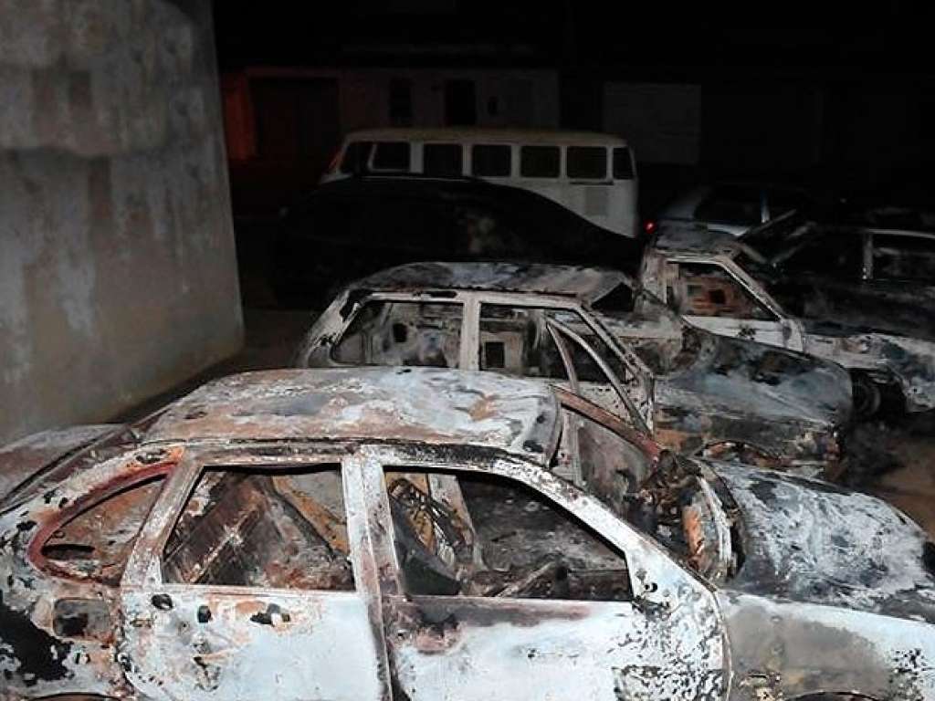 Carros são incendiados em delegacia de Belo Campo