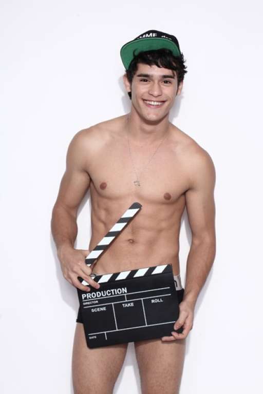 Julio Oliveira tira a roupa e mostra corpo sarado em revista gay