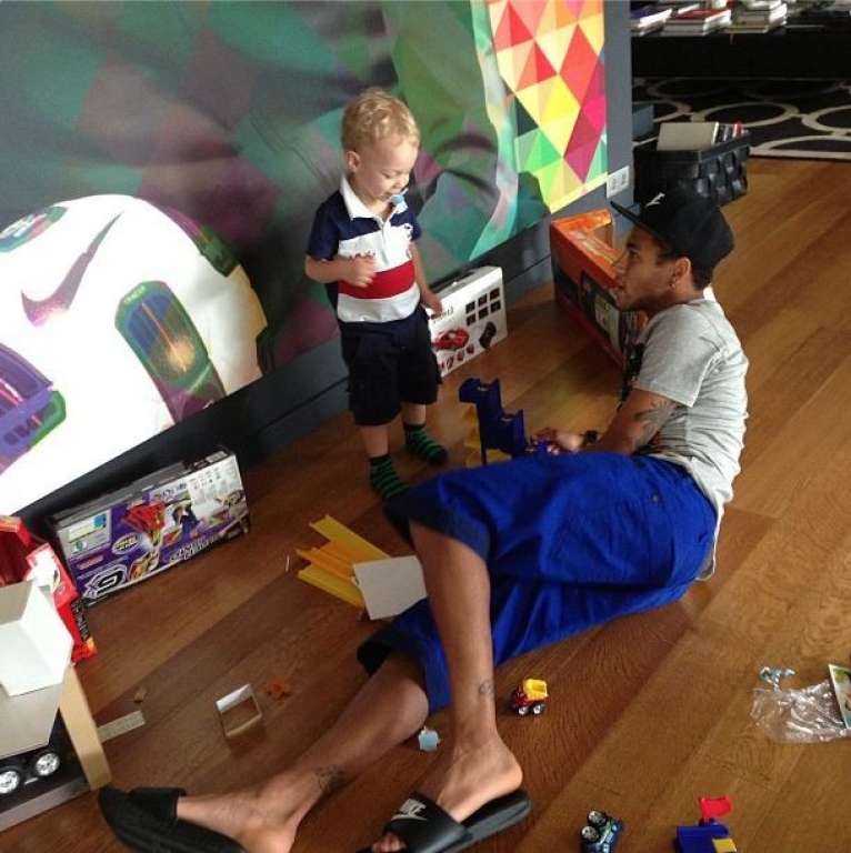 Neymar recebe a visita do filho em Barcelona: ‘Olha quem chegou’