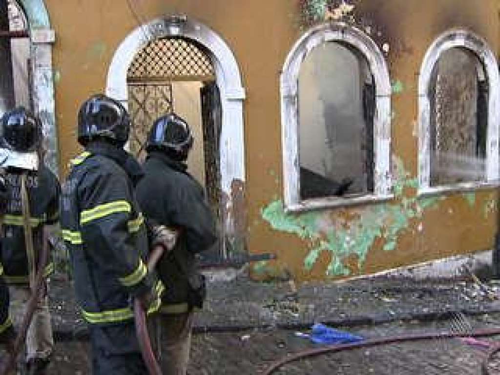 Garoto de 13 anos salvou irmã de 9 de incêndio que destruiu casarão no Centro Histórico