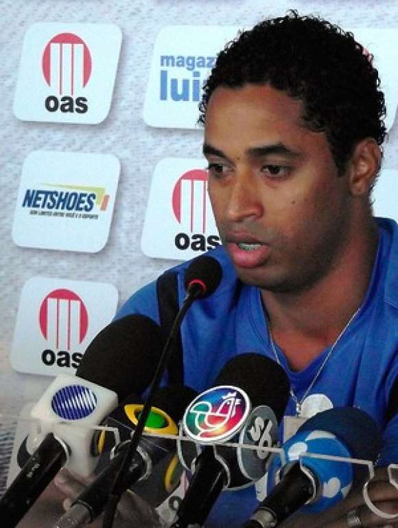 Lesionado, Ávine renova contrato por mais dois anos com o Bahia