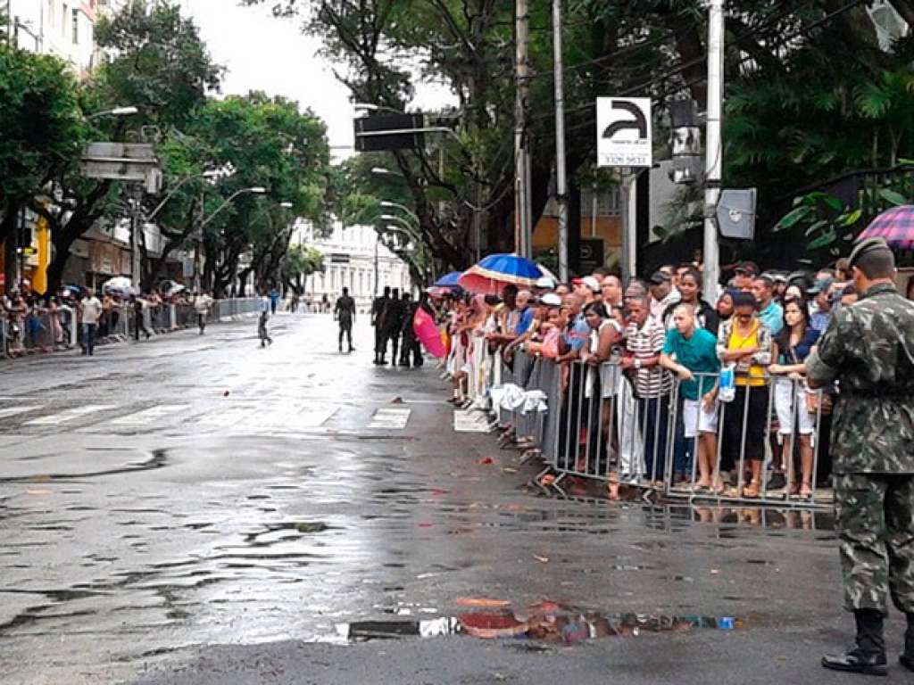 Militares e populares chegam para festejar Independência sob chuva