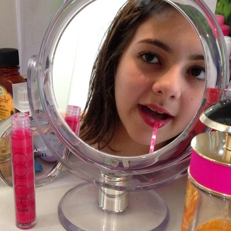 Klara Castanho se maquia e posa em frente ao espelho: ‘Embonecando’