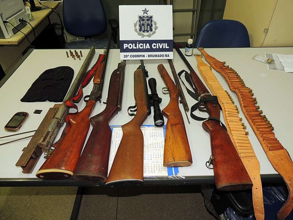 Armas e R$ 4 mil são apreendidos em casa de agressor de policial