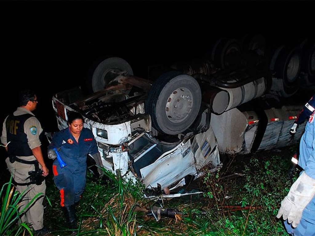 Motorista de caminhão carregado de etanol morre em acidente