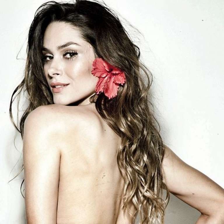 Fernanda Machado posta foto sexy fazendo topless