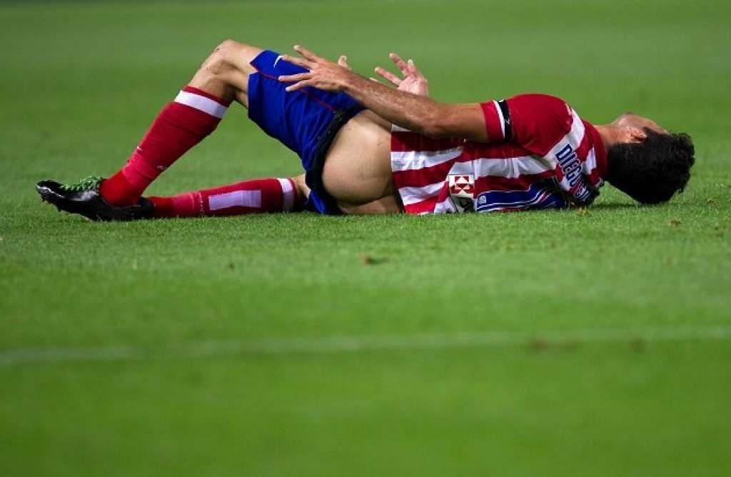 Após sofrer falta, Diego Costa fica com as nádegas de fora. Veja!
