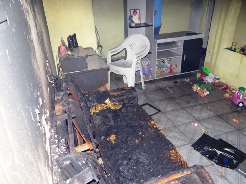 Homem espanca esposa e ateia fogo em casa