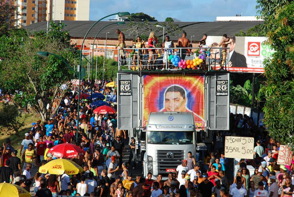 7ª Parada Gay de Lauro de Freitas é festa de paz e celebração à diversidade