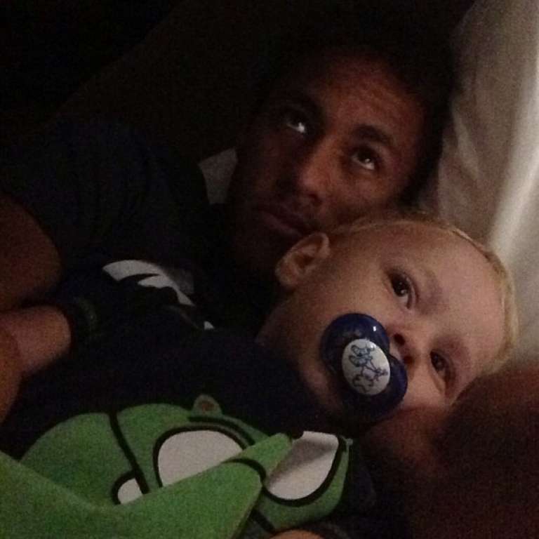 Neymar posa abraçado ao filho e deseja: ‘Boa noite’