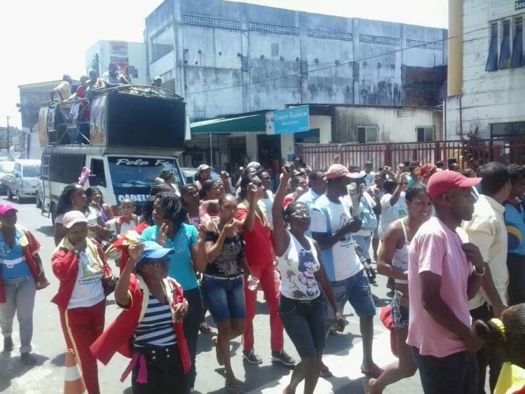 Garis protestam por conta de demissões na cidade de Simões Filho