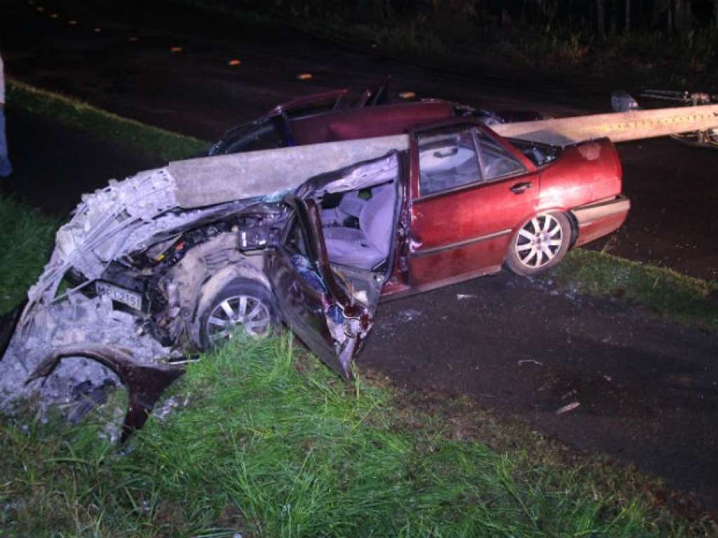 Motorista e passageiro sobrevivem após ter carro esmagado por poste