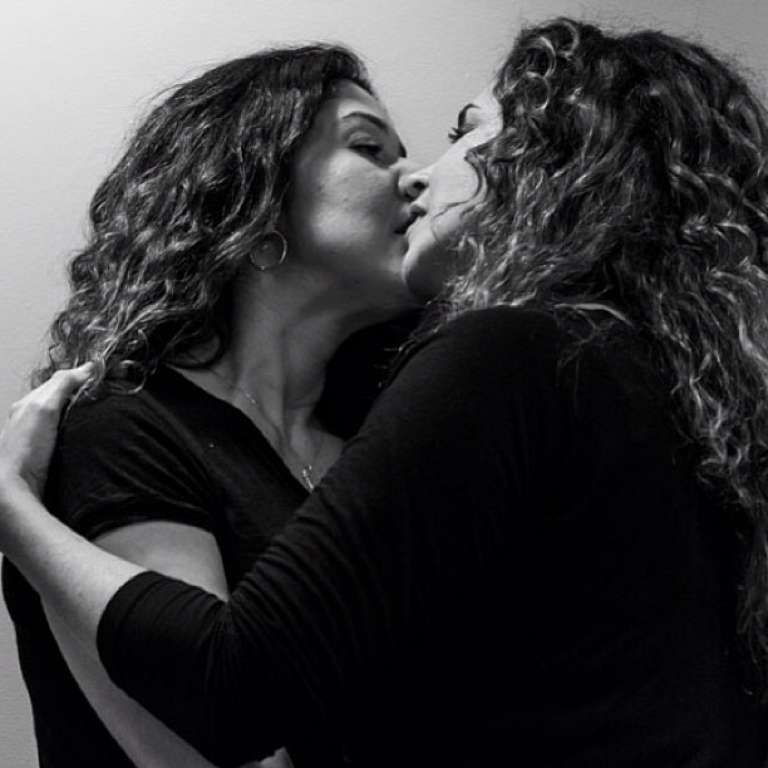 Daniela Mercury beija a mulher em foto: ‘É proibido beijar no Brasil, é?’