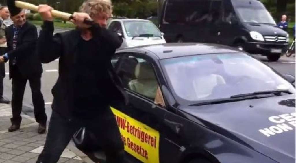 Furioso, dono de BMW destrói veículo a marteladas durante expo na Alemanha; assista ao vídeo