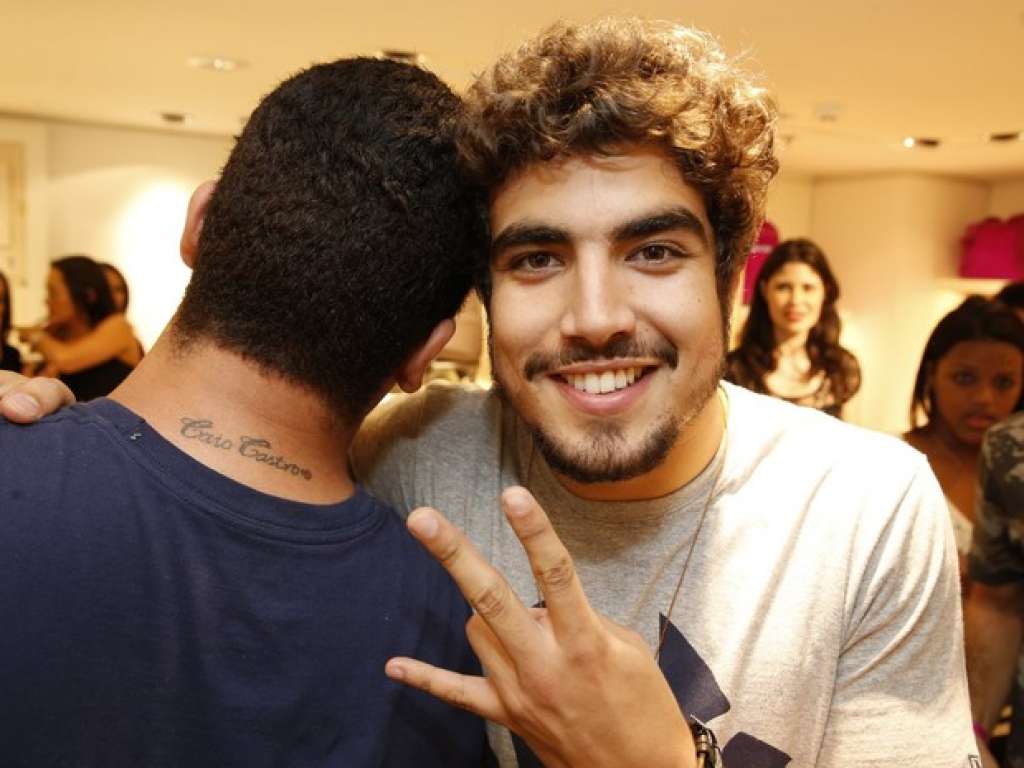 Caio Castro posa com fã que tem seu nome tatuado na nuca