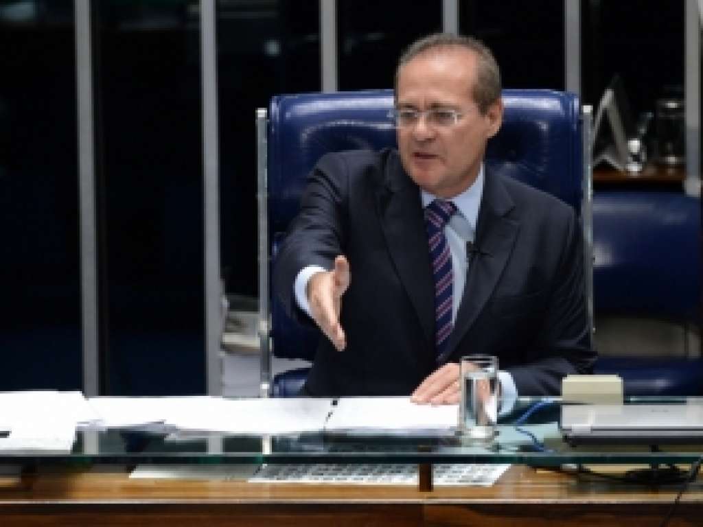 Renan devolve R$ 27 mil aos cofres públicos depois de usar avião da FAB