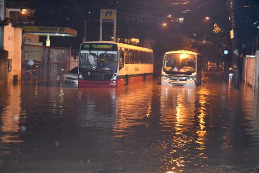 Por conta de chuva, semáforos quebram e principais vias ficam alagadas em Salvador