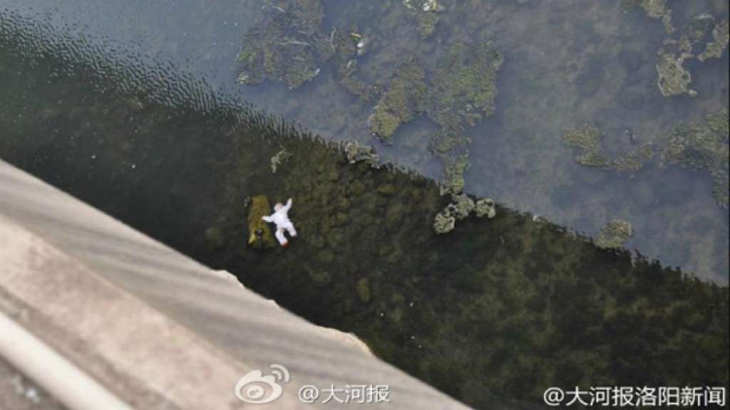 Após discussão, casal mata bebê ao jogá-lo em rio na China