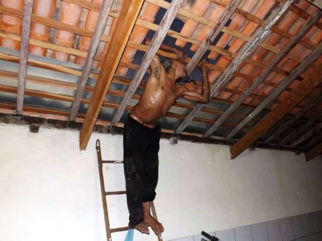 Ladrão atrapalhado fica preso em teto de casa e é resgatado pela polícia