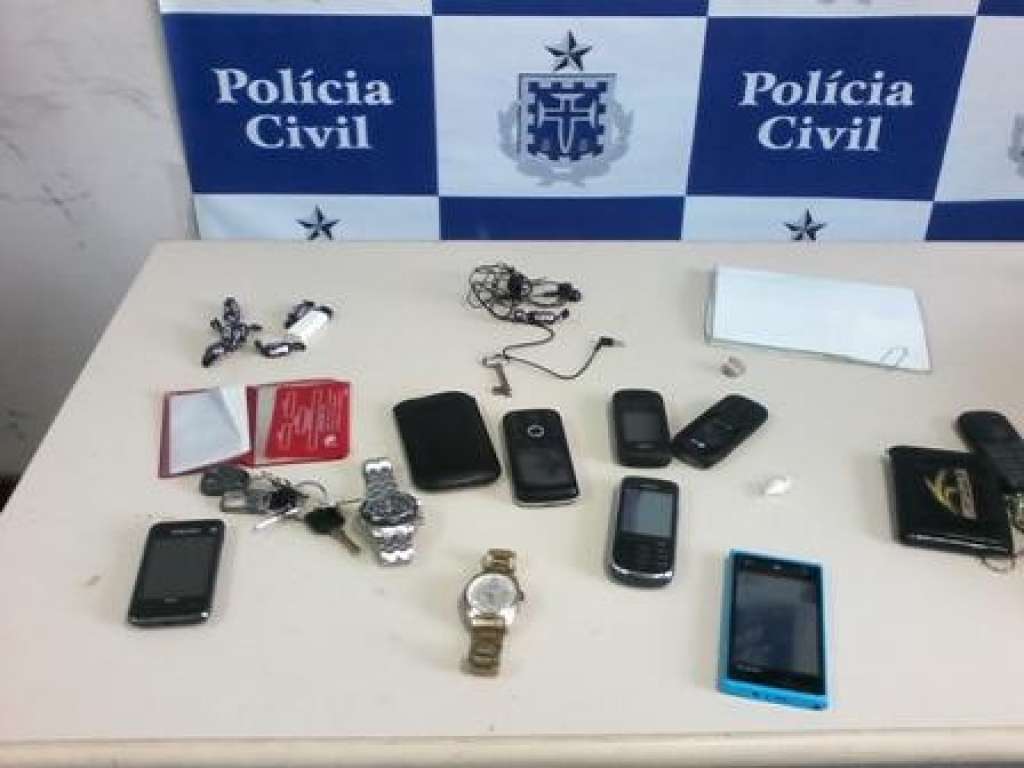 Camaçari: Dois homens são presos com celulares e droga no Alto da Cruz