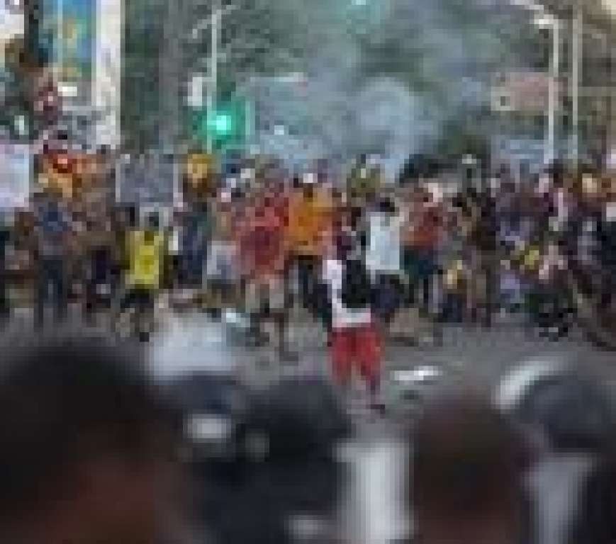 Em protesto, moradores impedem circulação de veículos na avenida Garibaldi