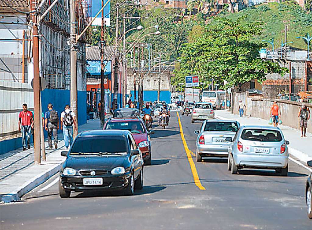 Carros voltam a circular pela Rua Luiz Maria, após 42 dias interditada
