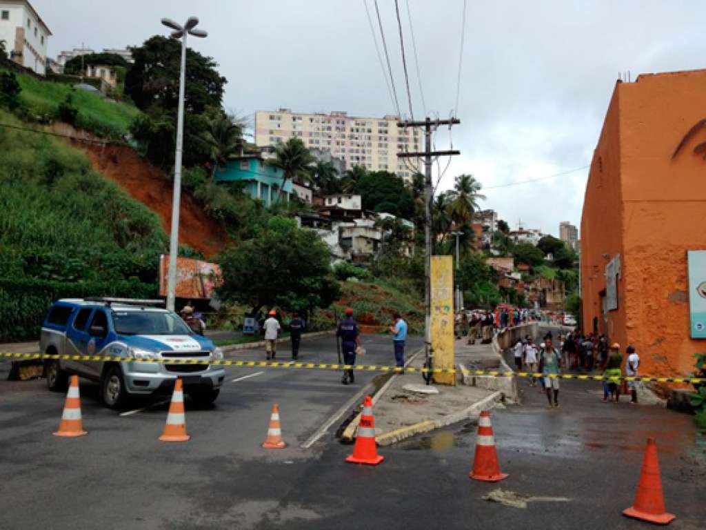 Em meio a chuvas, avenida Contorno é interditada por risco de deslizamento de encosta