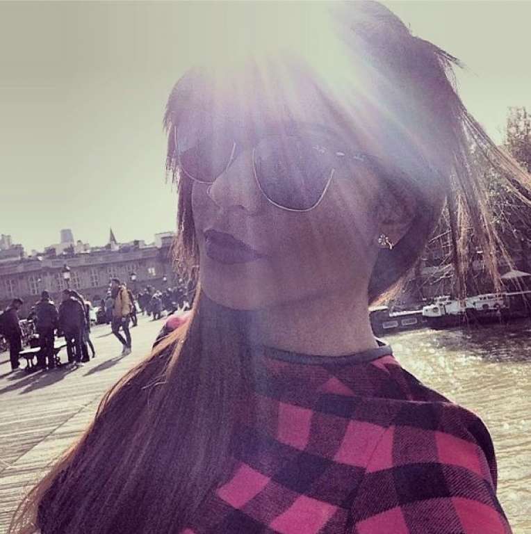 Irmã de Neymar faz ‘carão’ em foto durante passeio por Paris