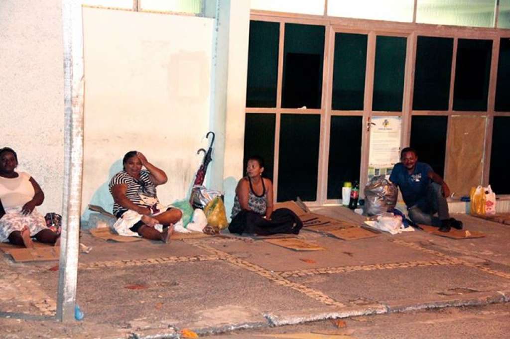 Moradores de Camaçari passam madrugada na porta da Central de Regulação para marcar consulta médica