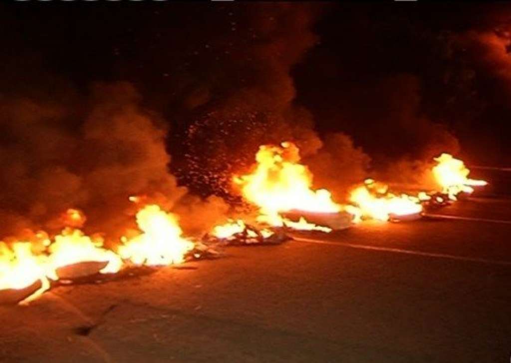 Manifestantes queimam pneus e fecham rua principal em Pau da Lima