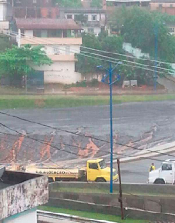 Parte de pista da Via Expressa afunda durante chuva em Salvador