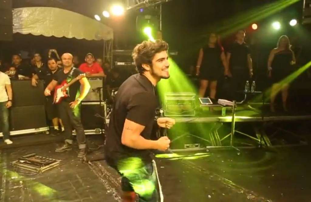 Vídeo mostra Caio Castro remexendo ao som de Wesley Safadão