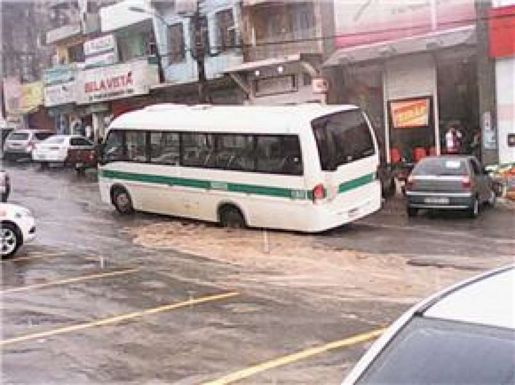 Chuva em Candeias deixa carro atolado em buraco