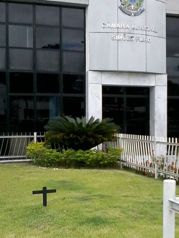 Cobrando ações dos governantes, manifestantes colocam cruz no jardim da Câmara de Simões Filho
