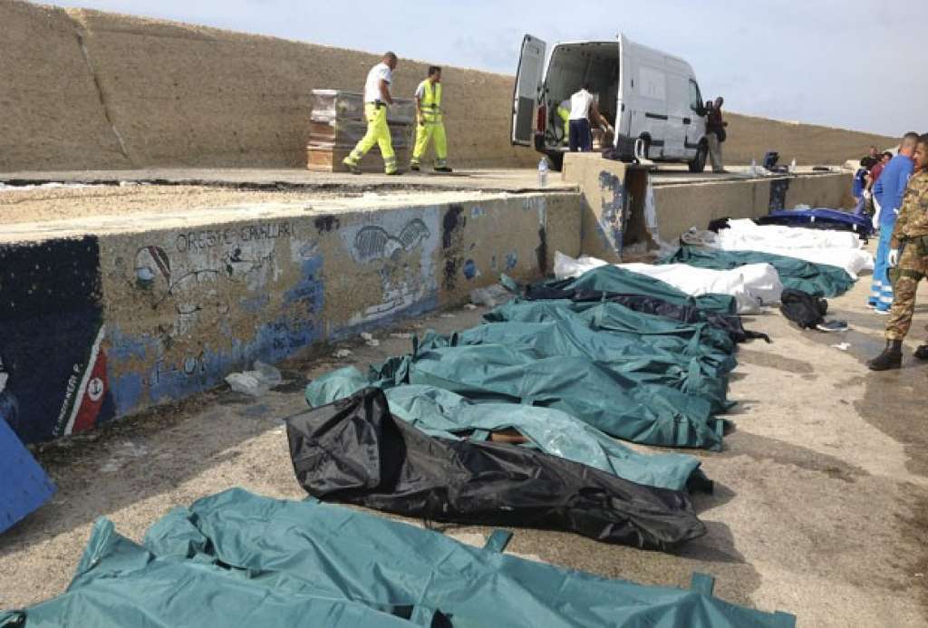 Dezenas de imigrantes morrem após barco naufragar no sul da Itália
