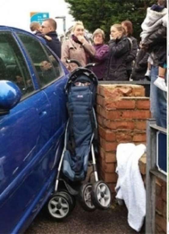 Criança sobrevive depois de automóvel perder controle e esmagar seu carrinho contra muro