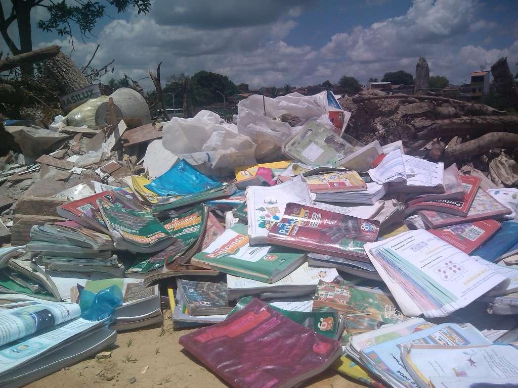 Livros didáticos são jogados no lixo em Camaçari